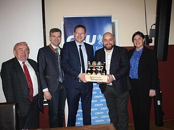 Eine fränkische Bierprobe gab's für Bauminister Hans Reichhart (Dritter von links); daneben (von links) Heinz Hausmann, Dritter Bürgermeister Markus Wich, Stadtrat Jonas Geißler und CSU-Bürgermeisterkandidatin Angela Hofmann. Foto: Veronika Schadeck