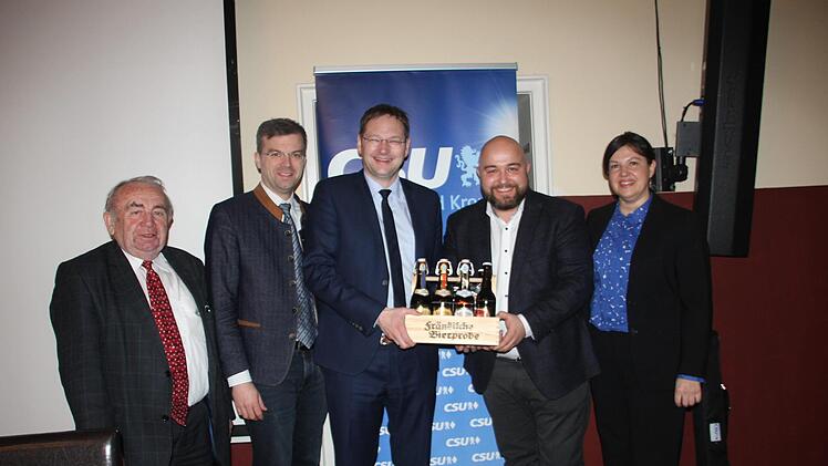 Eine fränkische Bierprobe gab's für Bauminister Hans Reichhart (Dritter von links); daneben (von links) Heinz Hausmann, Dritter Bürgermeister Markus Wich, Stadtrat Jonas Geißler und CSU-Bürgermeisterkandidatin Angela Hofmann. Foto: Veronika Schadeck