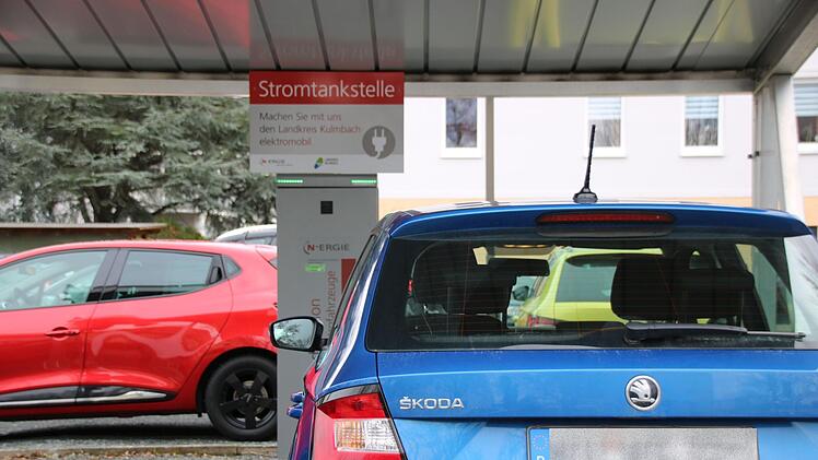 Energie und Klimaschutz sind wichtige Themen im Landkreis. 14 kostenlose E-Ladesäulen hält der der Landkreis für seine Bürger vor (hier die am Landratsamt). Foto: Katrin Geyer