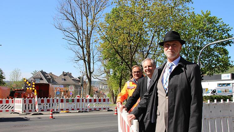 Oberbürgermeister Kay Blankenburg (rechts) und Ingenieur Hans-Ulrich Hoßfeld (Mitte) geben symbolisch die Erhardstraße frei. Borst