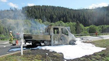 Der ausgebrannte Transporter Foto: Polizei Kronach