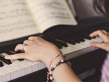 Ein Instrument zu lernen, hält dich körperlich, geistig und emotional fit.