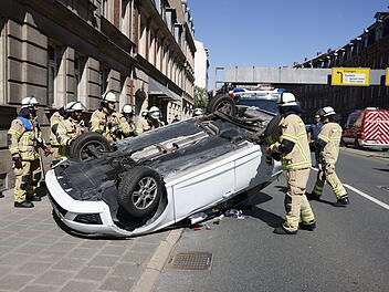 Auto überschlägt sich und bleibt auf Dach liegen: Zwei Personen bei Unfall verletzt