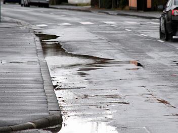Marode Wasserabläufe und Kanäle, löchrige Fahrbahndecken, schlechte Gehwege: Die Eichfelder Straße und die Dr. Eugen-Schön-Straße stehen seit vielen Jahren auf dem Investitionsprogramm der Stadt.   Fotos: Pfannes