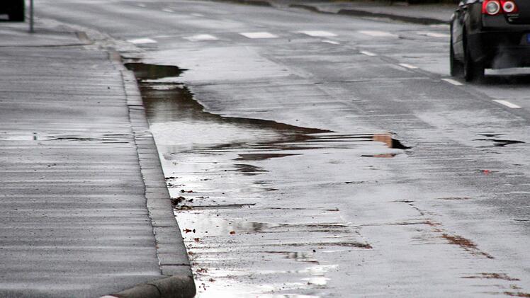 Marode Wasserabläufe und Kanäle, löchrige Fahrbahndecken, schlechte Gehwege: Die Eichfelder Straße und die Dr. Eugen-Schön-Straße stehen seit vielen Jahren auf dem Investitionsprogramm der Stadt.   Fotos: Pfannes