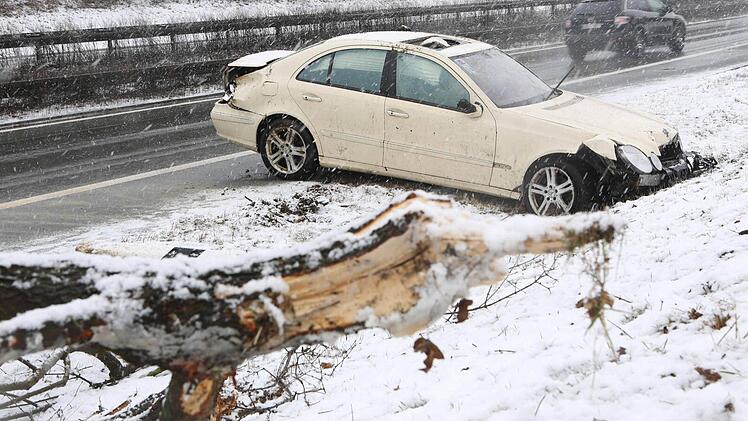 Allerdings konnten Ersthelfer an der Unfallstelle die 49-jährige Fahrerin und ihren 56-jährigen Fahrgast aus dem Taxi befreien. Foto: News5/Herse