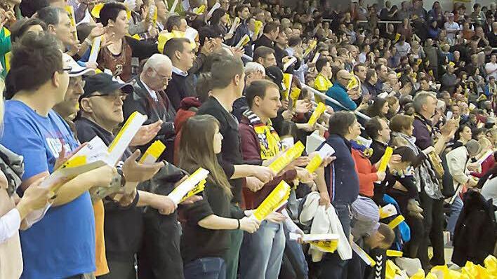 Volles Haus und erwartungsfrohe Coburger Fans vor der Partie im Spitzenspiel gegen den Tabellenführer DJK Rimpar, der dann auch verdient die Oberhand behielt.