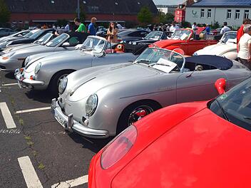 Mehr als 100 Sportwagen trafen sich in Bad Kissingen. Fotos: Peter Rauch