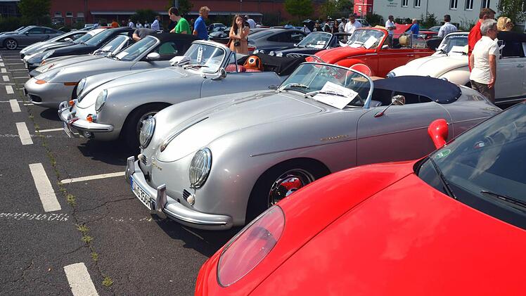 Mehr als 100 Sportwagen trafen sich in Bad Kissingen. Fotos: Peter Rauch