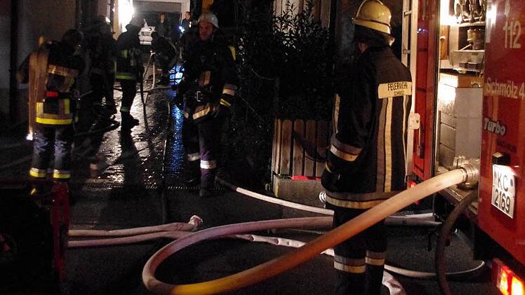 Die Feuerwehr legte die Schläuche zum Brandobjekt aus.