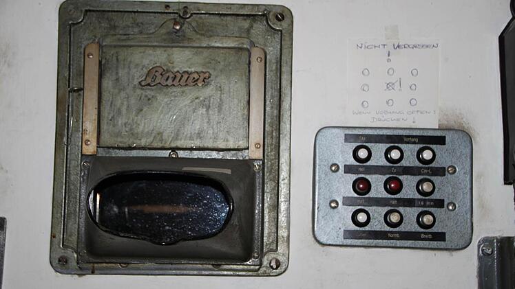 Drei Löcher waren nötig, weil früher mehrere Projektoren während des Films wechselten. Foto: Ulrike Müller