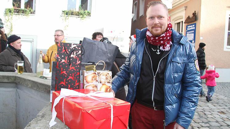 Mit einer wahren Flut an Geschenken wurde Niels Richter am Brunnen abgestellt. Niels Richter hat für seine Freundin die Extra-Weihnachtsüberraschung, denn er will sich "verloben". Den Ring hat er schon.