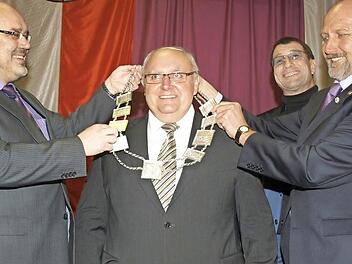 Zweiter Bürgermeister Franz Kuhn (links) hängte im Jahr 2012 gemeinsam mit Dritten Bürgermeister Hubert Schott (rechts) Siegfried Erhard die neue Amtskette um. Jetzt kann er sie an Franz Kuhn weiter geben, der sein Nachfolger wird. Archivfoto:Stefan Geiger