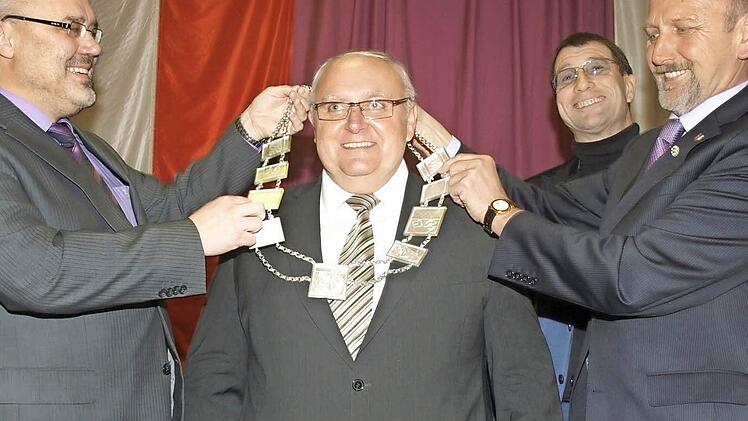 Zweiter Bürgermeister Franz Kuhn (links) hängte im Jahr 2012 gemeinsam mit Dritten Bürgermeister Hubert Schott (rechts) Siegfried Erhard die neue Amtskette um. Jetzt kann er sie an Franz Kuhn weiter geben, der sein Nachfolger wird. Archivfoto:Stefan Geiger