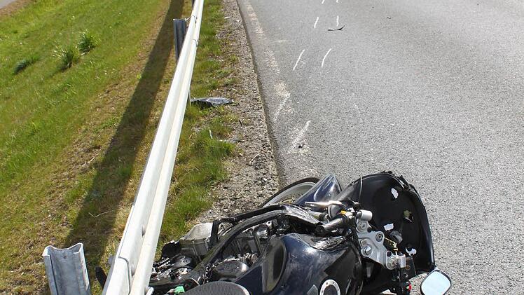 Nach einem missglückten Überholmanöver auf der B 85 bei Lösau landet ein 35-jähriger Biker aus Kulmbach im Krankenhaus. Foto: Jürgen Gärtner
