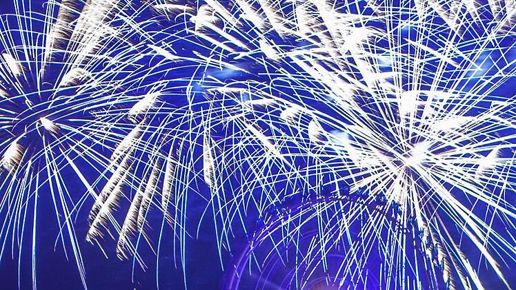 Blaues Feuerwerk auf dem Volksfestplatz mit Blick auf das Riesenrad. Ach dieses Jahr zog die Veranstaltung Blaue Nacht viele Besucher an. Auf dem Volksfest gab es blau angeleuchtete Fahrgeschäfte sowie ein blaues Feuerwerk. Foto: News5 / Grundmann