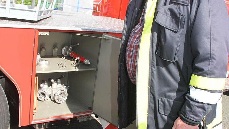 Aus der Fundgrube der Kulmbacher Wehr haben die Oldifans die alte Drehleiter mit ausrangiertem Material bestückt: Schläuche, Spritzen, Kupplungen - alles noch vorhanden, zeigt Benno Pieger.