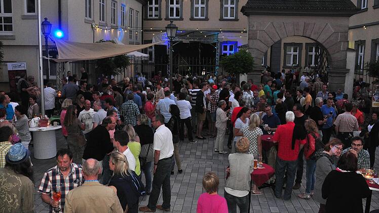 Eine tolle Stimmung herrschte bei den beiden ersten beiden Open-Air-Konzerten der Veranstaltungsreihe "abend.licht" des Kulturamts Haßfurt am vergangenen Wochenende.(ABL008,009,010) Zu dem Foto: Foto Ulrike Langer