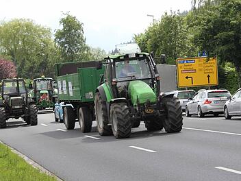 Vom Kreisel bei der Südbrücke aus fuhren die 25 Traktoren auf der Bundesstraße stadteinwärts. Auf der Gegenseite stauen sich wegen der Aktion die Autos.  Foto: Andreas Schmitt