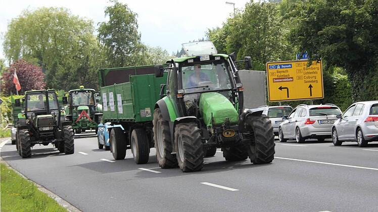 Vom Kreisel bei der Südbrücke aus fuhren die 25 Traktoren auf der Bundesstraße stadteinwärts. Auf der Gegenseite stauen sich wegen der Aktion die Autos.  Foto: Andreas Schmitt