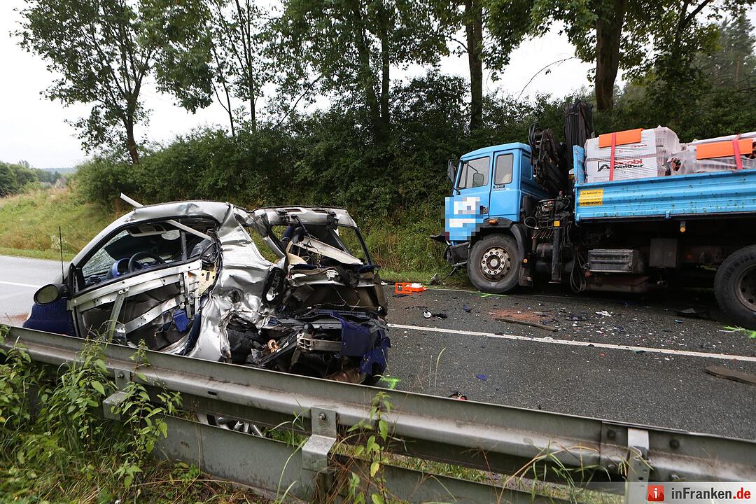 Smart schleudert in entgegenkommenden Lkw - Autofahrer stirbt am Unfallort