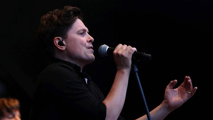 Michael Patrick Kelly zog seine Zuhörer beim Gastspiel im Rahmen des "Tambacher Sommers". Foto: Jochen Berger