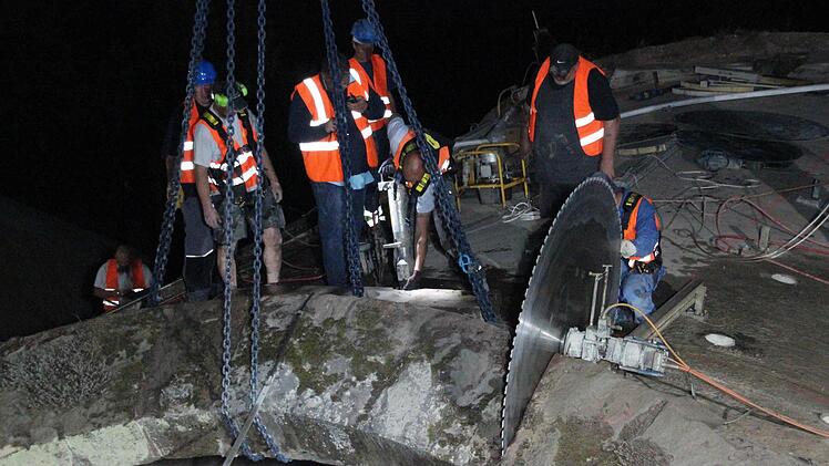 Das erste Stück ist fast durchgesägt.  Foto: Friedwald Schedel