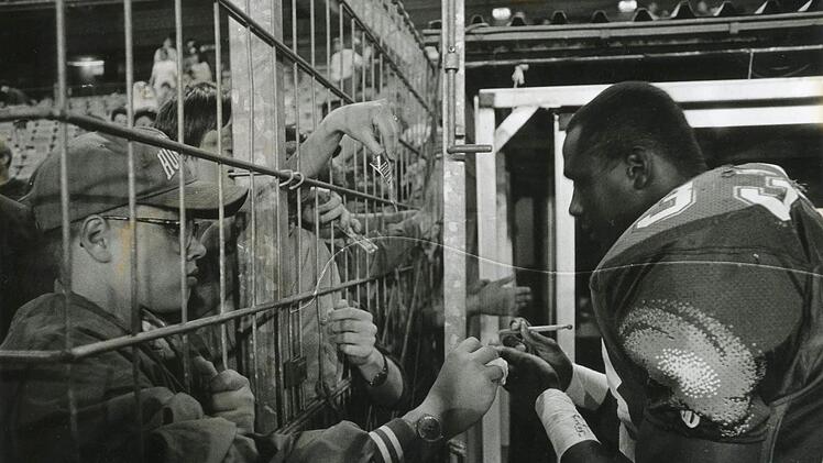 Galaxy-Star gibt Autogramme (1992)