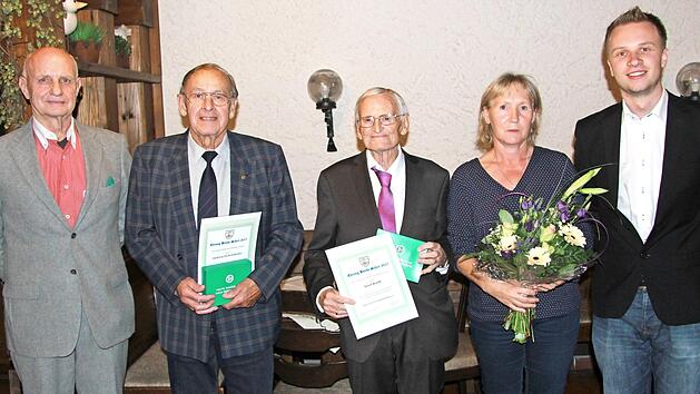 F&uuml;r die Gruppe Bamberg ehrten Obmann G&uuml;nther Reitzner (l.) und sein Stellvertreter Simon Winkler (r.) Andreas Eichelsd&ouml;rfer, Josef Waldl und Gertrud Gebhard (weiter v.&nbsp;l.). Fotos: privat