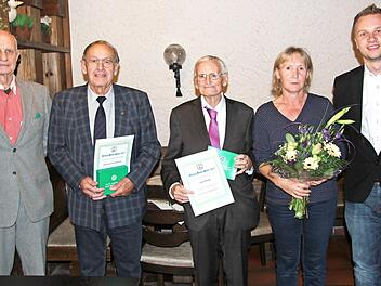Für die Gruppe Bamberg ehrten Obmann Günther Reitzner (l.) und sein Stellvertreter Simon Winkler (r.) Andreas Eichelsdörfer, Josef Waldl und Gertrud Gebhard (weiter v. l.). Fotos: privat