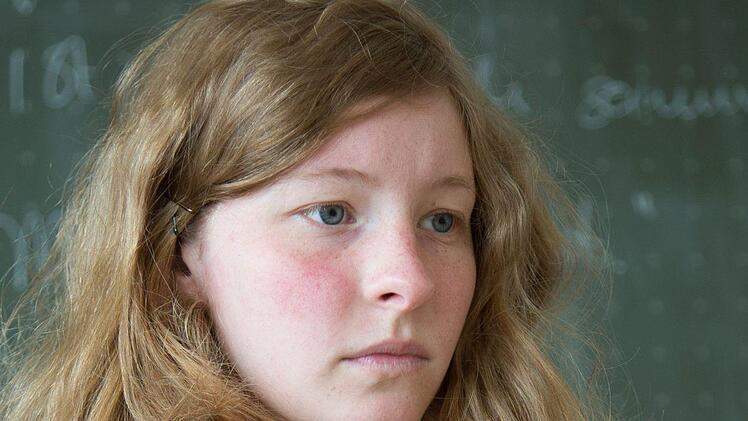 Im neuen Klassenzimmerst&uuml;ck des Landestheaters spielt Annetta Chiantone die Rolle der Louise Jacobson, die als "die franz&ouml;sische Anne Frank" bezeichnet wird. Das St&uuml;ck feierte im Gymnasium Alexandrinum Premiere.Foto: Sylvain Guillot