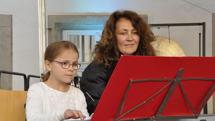 Auch junge Solisten hatten eine Chance - hier Anna Junginger, unterstützt von ihrer Musiklehrerin Barbara Moritz am E-Piano. Foto: Peter Klopf