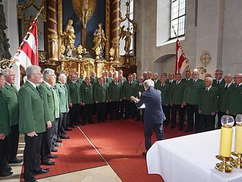 Der Polizeichor Würzburg gestaltete einen Gottesdienst zu Ehren von verstorbenen und verunglückten Dienstkräften von Polizei, Bundeswehr, Feuerwehr und  THW sowie dem Roten Kreuz, der Bergwacht und der Wasserrettung in der Klosterkirche am Kreuzberg. Foto: Marion Eckert