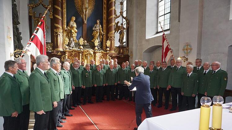 Der Polizeichor Würzburg gestaltete einen Gottesdienst zu Ehren von verstorbenen und verunglückten Dienstkräften von Polizei, Bundeswehr, Feuerwehr und  THW sowie dem Roten Kreuz, der Bergwacht und der Wasserrettung in der Klosterkirche am Kreuzberg. Foto: Marion Eckert