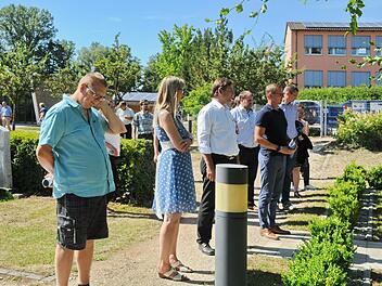 Bürgermeister Holger Bezold erklärt dem Landrat Herrmann Ulm bei einer  Besichtigung des Friedhofes, wo man das neue Graburnenfeld plant.      Foto: Karl Heinz Wirth