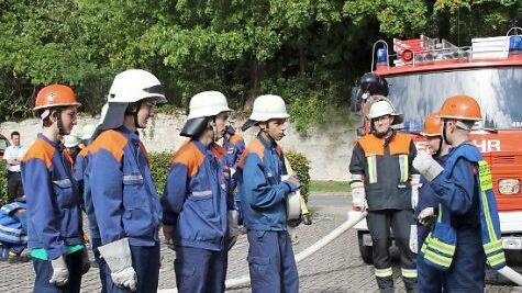 Die Jugendlichen der Jugendfeuerwehren der Gemeinde Untersiemau zeigten bei einem L&ouml;schangriff in Wei&szlig;enbrunn am Forst, dass sie ihr Handwerk beherrschen.  Fotos: Michael Stelzner