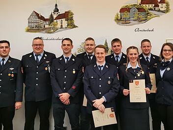 Beförderungen gab es bei der Feuerwehr Oberleichtersbach: (von links): Vorsitzender Michael Rienecker, 1. Kommandant Andreas Seidenthal, Justus Muth, Julian Seidenthal, Sven Lemmermann, Franz Schmäling, Miriam Hornung, Kilian Schmäling und Christina Börner. Foto: Matthias Ziegler