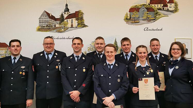 Beförderungen gab es bei der Feuerwehr Oberleichtersbach: (von links): Vorsitzender Michael Rienecker, 1. Kommandant Andreas Seidenthal, Justus Muth, Julian Seidenthal, Sven Lemmermann, Franz Schmäling, Miriam Hornung, Kilian Schmäling und Christina Börner. Foto: Matthias Ziegler