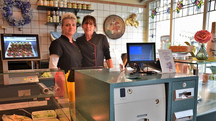 "Die Leute müssen ja schließlich auch was essen", finden Annegret Hoffmann (links) und Gabriele Fetter. Foto: Sandra Hackenberg