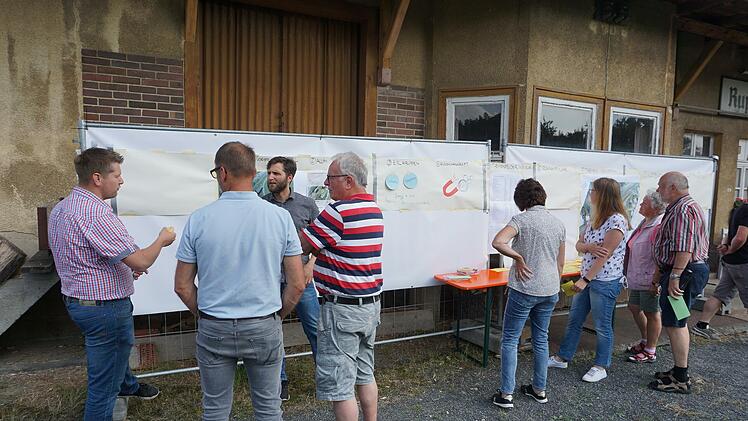 Bürgermeister Matthias Hauke (links) im Gespräch zur Zukunft des Rupbodener Bahnhofsareals. Foto: Marion Eckert