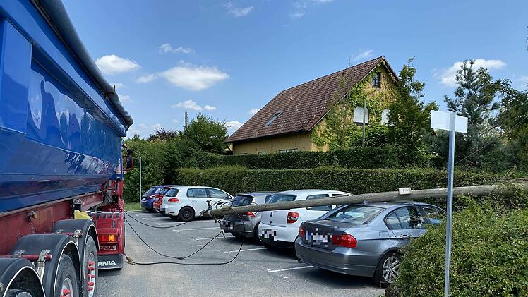 Sattelauflieger beschädigt Telefonleitung in Bamberg