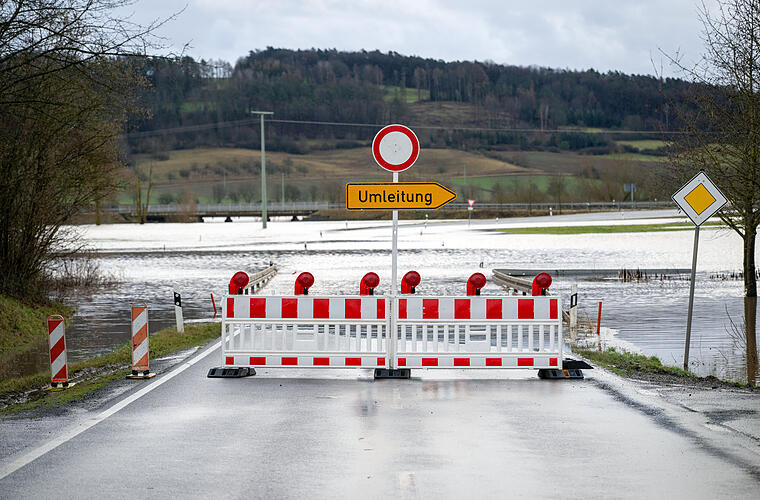 Hochwasser: Straßen in Franken überschwemmt - Bayreuth, Coburg und weitere Kreise stark betroffen