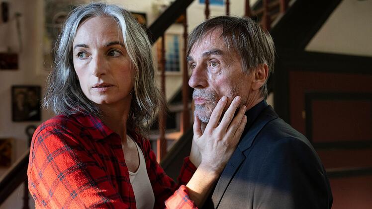 Werner Roth (Andr&eacute; M. Hennicke) versteckt sich nach seiner Flucht aus dem Gef&auml;ngnis bei Teresa Lind (M&eacute;lanie Fouch&eacute;).