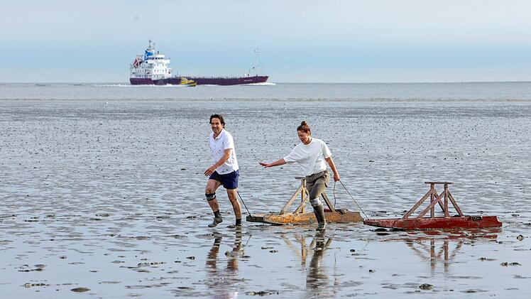 Auch Tim Seebach (Oliver Mommsen) und seine Freundin Hannah L&uuml;bker (Ulrike C. Tscharre) nehmen am traditionellen Schlickschlittenrennen teil.