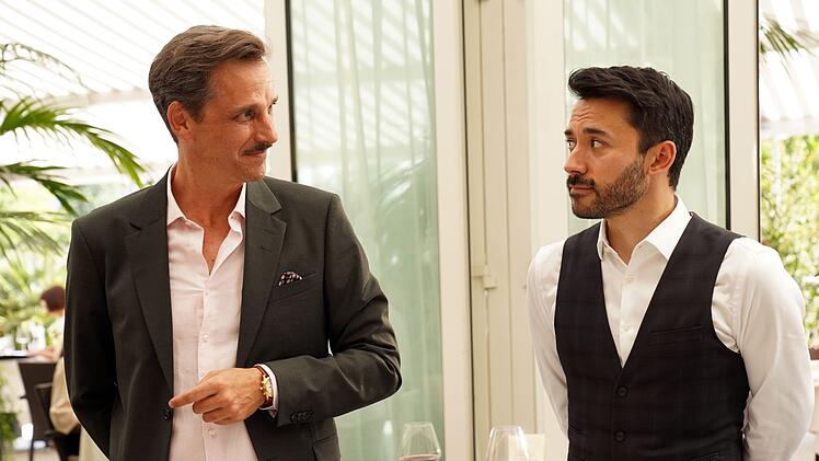 Nachdem sein fr&uuml;herer guter Freund und Chef Daniel Gasser ihn entlassen hatte, fand der Sommelier Paolo Fiore (Harwin Kravitz, rechts) einen neuen Job bei Gassers &auml;rgstem Konkurrenten Minardi (Max von Thun). Beide wissen nichts Gutes &uuml;ber den Ermordeten zu berichten.