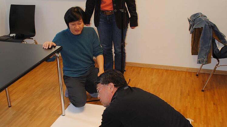 Das Exponat muss exakt fürs Dokumentationsfoto positioniert werden.