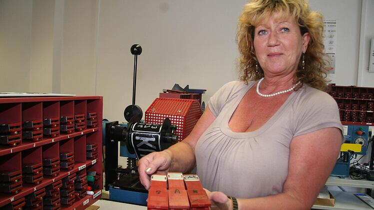 Dagmar Philipp von der Schilderdruckerei zeigte sich versiert, aber das erste SAN-Kennzeichen war trotzdem etwas Besonderes für sie.