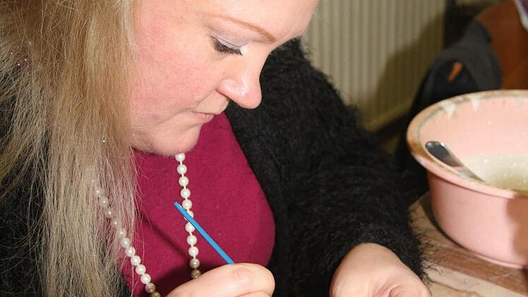 Ein Dackel auf einer Weihnachtskugel - Silke Eckardt erfüllt auch ausgefallene Wünsche.