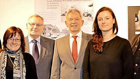 Die Ausstellungsmacher (von links nach rechts): Buttenheims Bürgermeister Michael Karmann, Musemsleiterin Tanja Roppelt, Kreisheimatpfleger Wolfgang Rössler, Landrat Johann Kalb, Pina-Maria Heistermann (Layout und Design) sowie Dieter Hagn