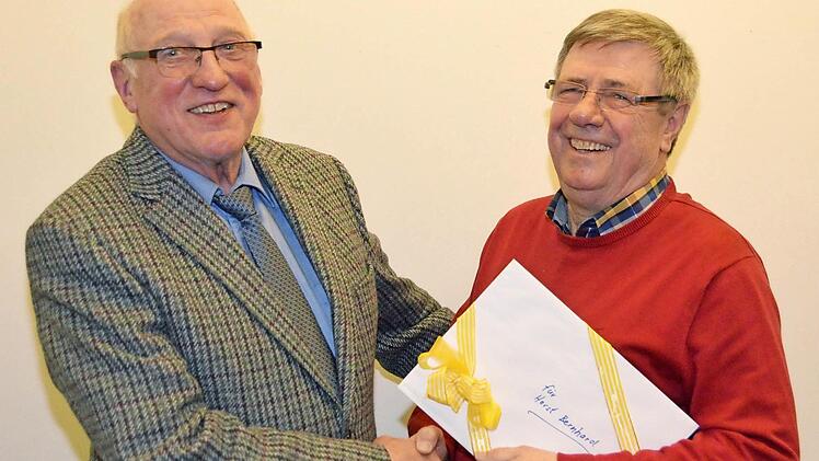 30 Jahre lang war Horst Bernhard (rechts) als Vergnügungsleiter für den Gesangverein Garitz aktiv. Nachdem er nicht mehr zur Neuwahl antrat, verabschiedete ihn Vorsitzender Georg Riedmann . Der Posten des Vergnügungsleiters ist im Augenblick noch vakant. Foto: Peter Rauch